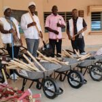 COBLY : MSF renforce la prévention du paludisme par un don de matériel d’assainissement